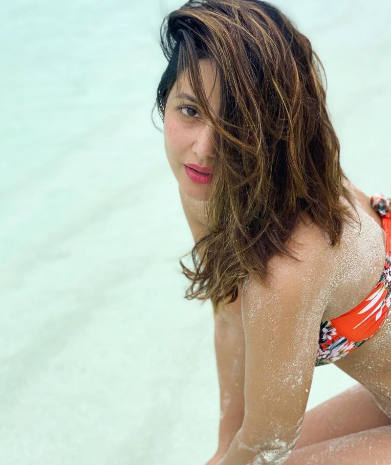 hot-actress-hina-khan-in-bikini-in-sea-water-raising-the-water-temperature
