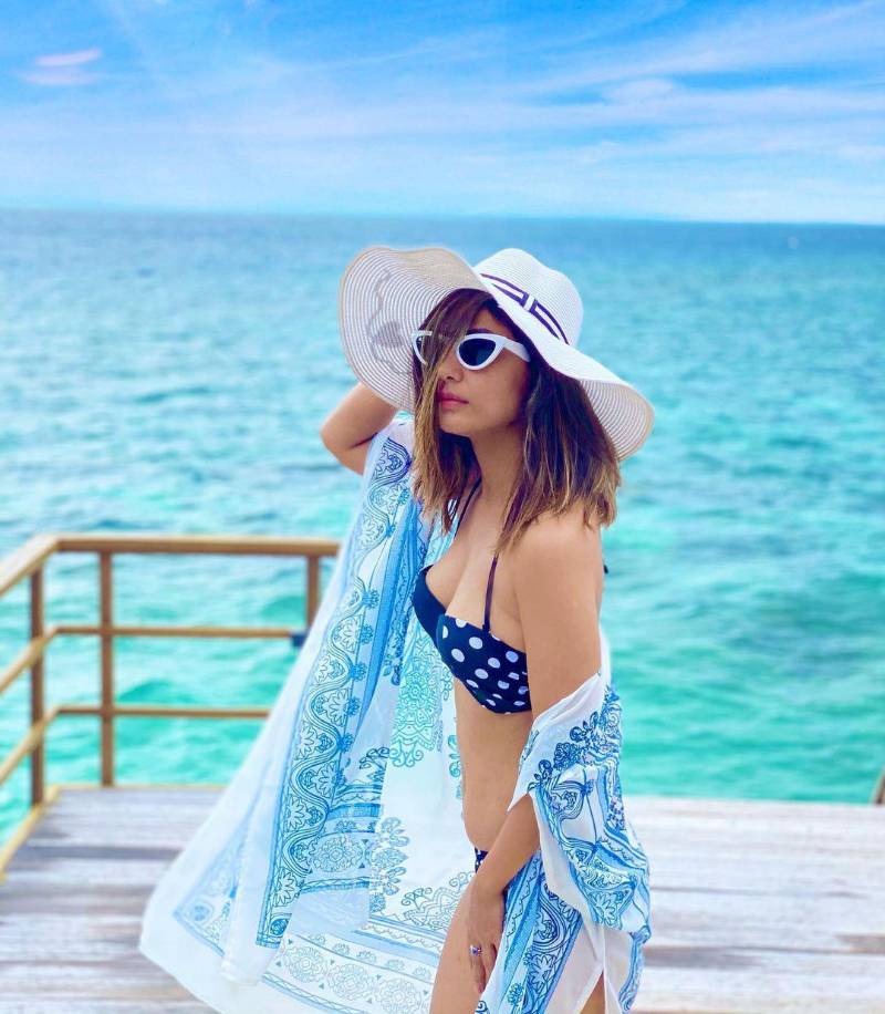 indian-actress-hina-khan-in-bikini-raising-the-heat-in-maldives