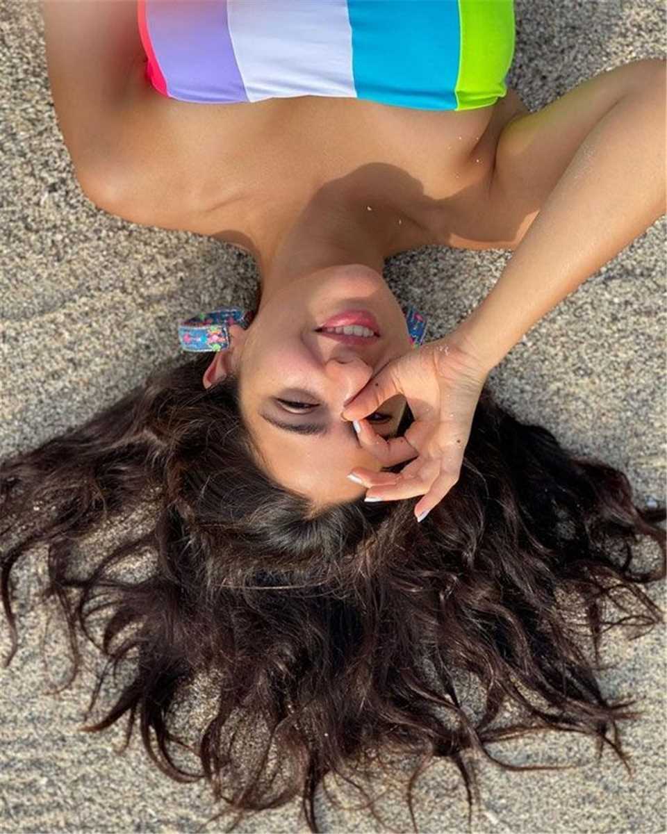 Hot-Sara-Ali-Khan-bikini-pictures-on-bikini-from-her-vacation