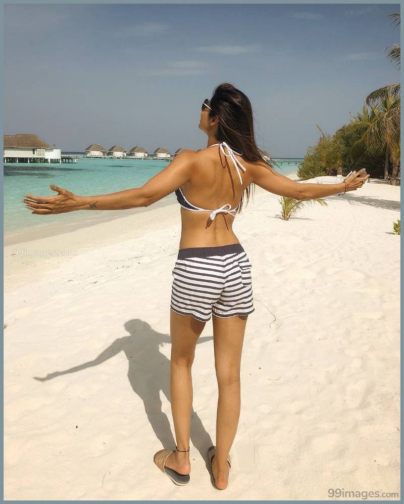 bollywood-actress-shilpa-shetty-posing-in-bikini-in-maldives-shows-off-her-toned-body