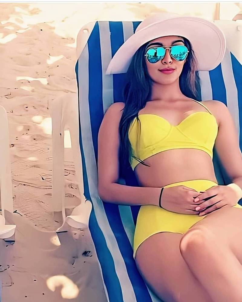 actress-kiara-advani-in-bikini-relaxing-on-beach-shows-off-her-toned-curves