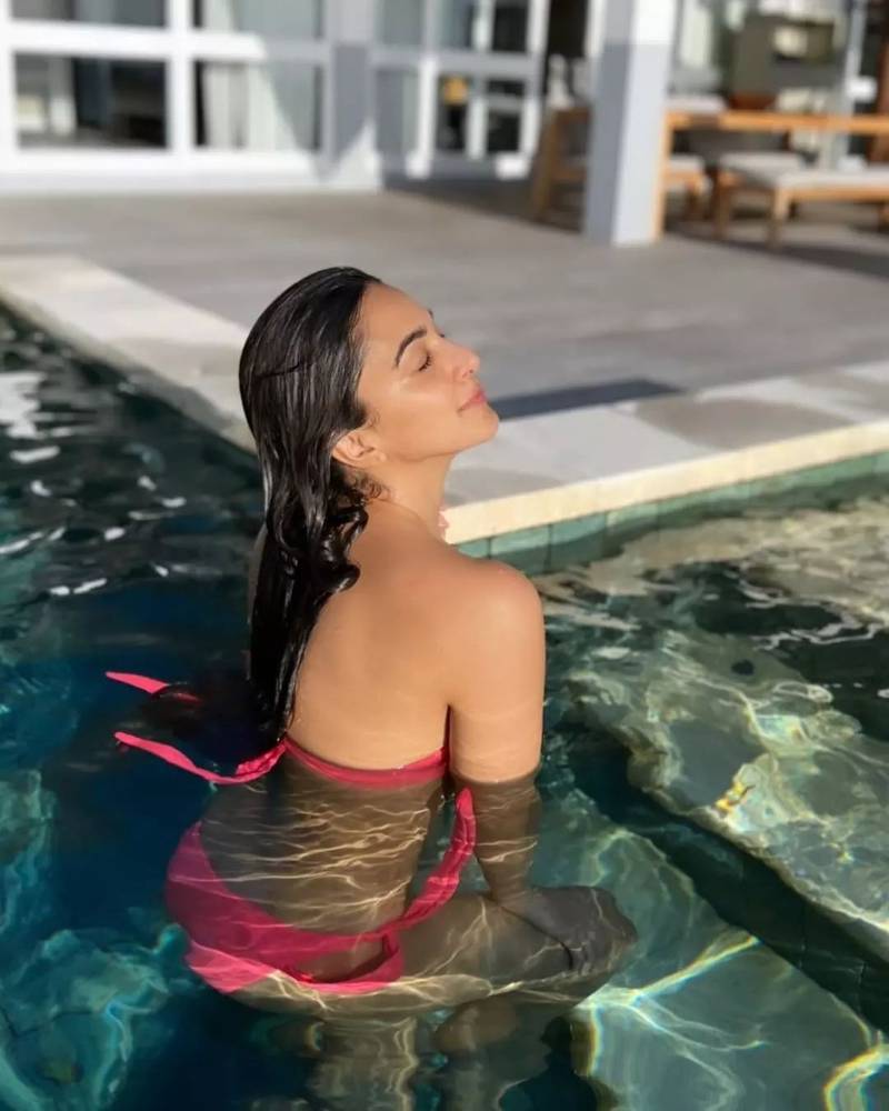 kiara-advani-bikini-pictures-while-swimming-in-pool-shows-her-perfect-physique