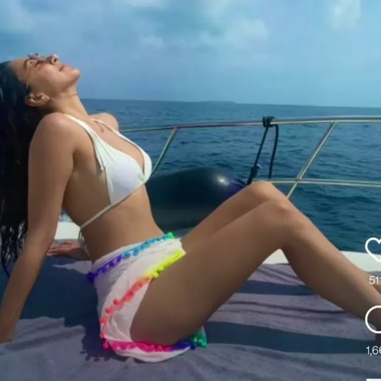 kiara-advani-in-bikini-relaxing-on-yacht-displays-her-sizzling-hot-body