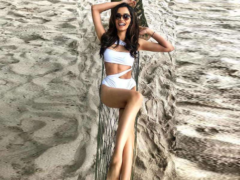 manushi-chhillar-sexy-bikini-photos-from-beach-having-fun