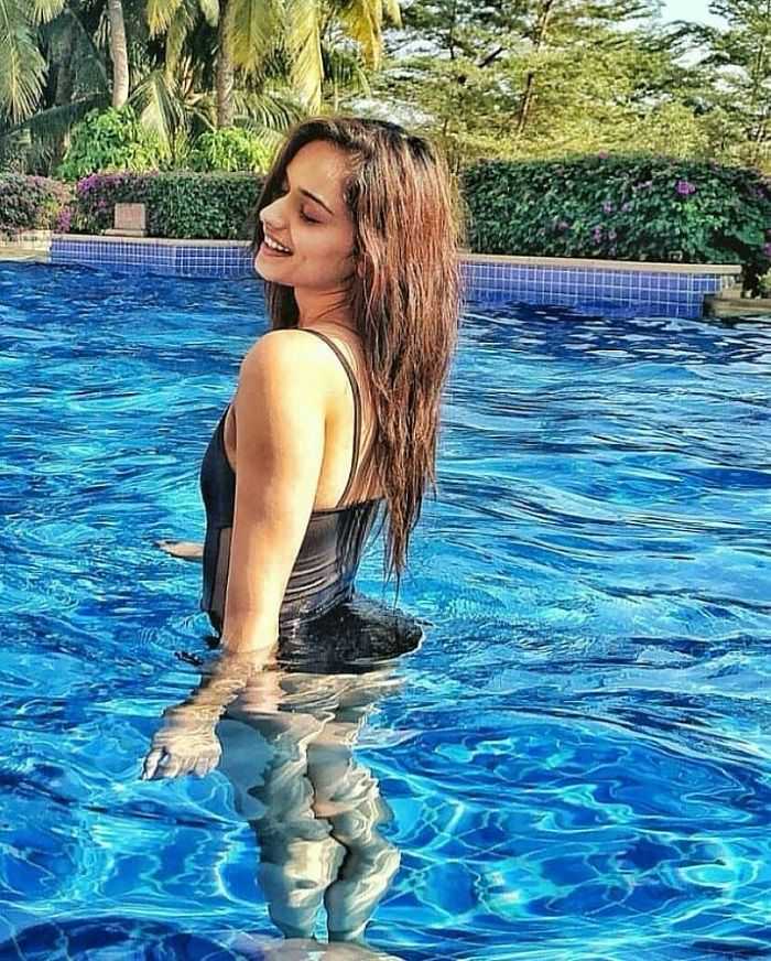 manushi-chhillar-standing-in-swiming-pool-in-bikini