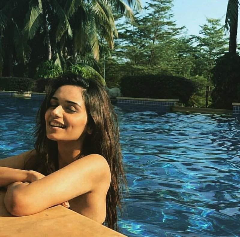 model-actress-manushi-Chhillar-bikini-moment-in-Pool